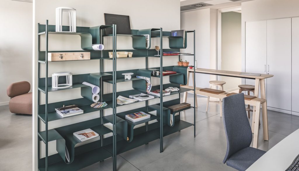 A True Design Wave közületi bőtor organikus, hullámos formával rendelkezik, amelyet szabadon variálható elemek alkotnak és ényelmes és modern megoldás irodákba.